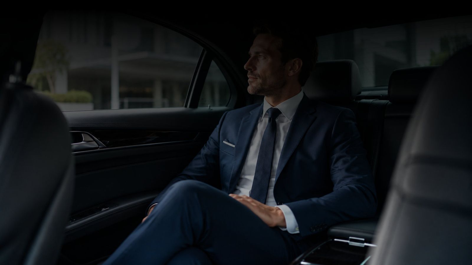 Passager à l’arrière d’une berline de luxe